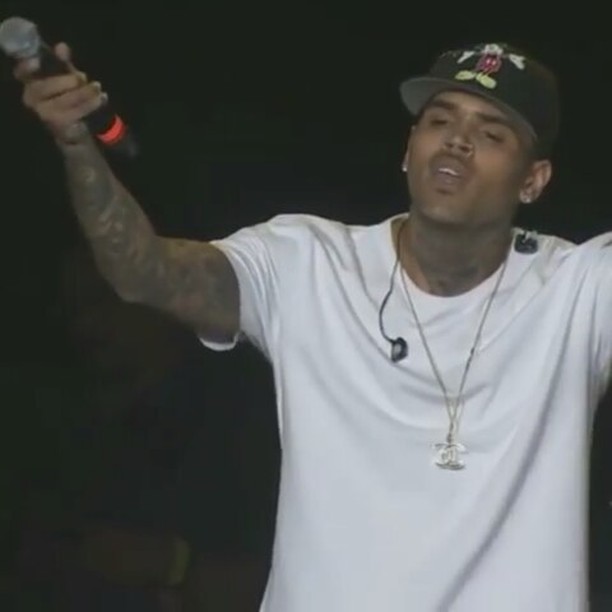 Love this performance 😍 THAT SONG NEVER GET OLD 😍😩@chrisbrownofficial #chrisbrown #teambreezy #bestmusic #performance #follow4follow #like4like #goodmorning - Vels university (@blackpyramidgirl)