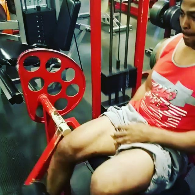 It's a nice day for legs reallife #hotday #legday #burn #calories #wedontplay #personaltrainer #trainer #REALLIFETRAINING - Mariela Arena (@ets_real_life_training)