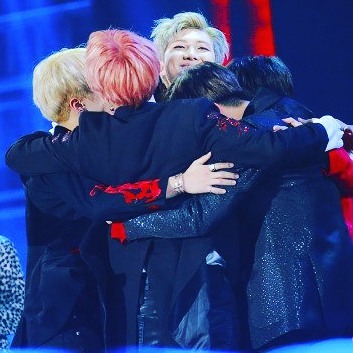 Owwwww our Ryan got warm hug from his buddies 😄😄😄😄😄😄😄😄
.
.
.
.
.
#BTS #bangtanboys7 #bangtan #rapmonster #kimnamjoon #suga #minyoongi #jin #eatjin #junghoseok #jhope #jimin #parkjimin #V #taehyung #kimtaehyung #jungkookbts #jungkook #billboard #bighit #army #love #performance #kimdailys #handsome #kpop #korea - Vels university (@btswings22)