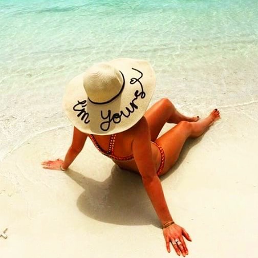 😍Honeymooners..... 👰🏽✈️🏝 #bonitasbaskets #personalised #honeymoon #brideinspiration #bridetobe #handcrafted #sequins #sunhat #travelblog #lovetravel #fblogger #giftsforher #travelphotography #paradise - Balicosy Villas (@bonitasbaskets)