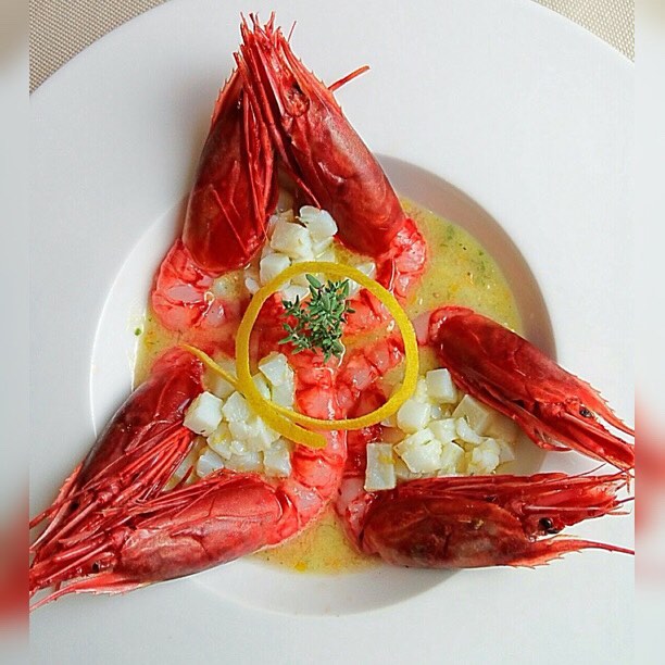 Quando Sua Maestà di Mazara incontra il Principe dei mari del Nord è un' apoteosi di sapori: 
ABBRACCI DI GAMBERONI ROSSI DI MAZARA CON TARTARE DI BACCALA' SU CREMA FREDDA DI DATTERINI GIALLI #osteriapomice#cucinadelleisoleolie#rottofreno#piacenza#milano#cremona#lodi#pavia#parma#gamberonirossidimazzara#tartare#baccala#datterinigialli#eating#food#foodporn##yummy#likeall#like4like#likeforlike#lipari#isoleeolie#sicilia#instafoodi - Bhavya Narang (@topolinogalleggiante)