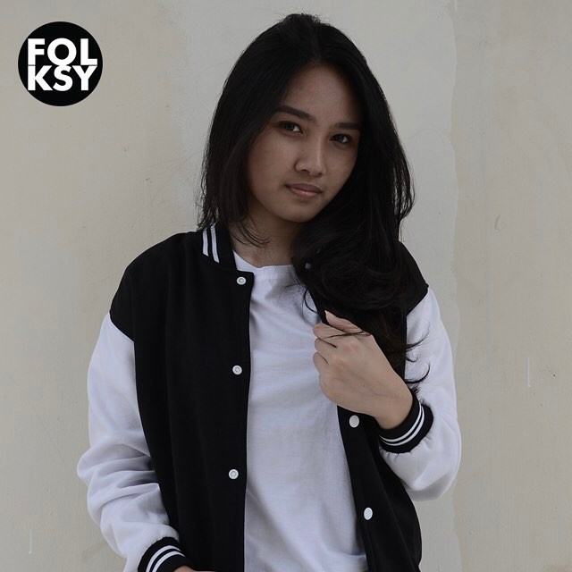 FOLKSY Varsity
.
Material : Premium Cotton Fleece
Available size : M-XXL
Available color : Misty, Dark Misty, Black
.
Fine Quality yet Affordable Price! Grab your "MUST HAVE" clothing here! Clink link on BIO to order yours!
.
More INFO, ORDER & RESELLER 👇
Whatsapp : 081282191948
Line@ : @fli8853u
.
#iwearfolksy #wearingfolksy #folksyjakarta #folksyindonesia #folksy #basic #clothing #casual  #unisex #tshirt #polo #poloshirt #hoodie #hoodiejumper #hoodiezipper #varsity #jacket #varsityjacket #monochrome - Gio (@folksy.id)