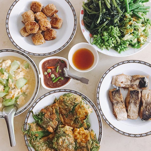 Looking for the idea for dinner🍴Here's our suggestion😉😙Local homemade Thai food are always the best! Fresh boiled vegetables with homemade chili dip served with fried egg and fish🥒🍅🌶 Super healthy and tasty 😋😋.#wereatster - Bhavya Narang (@wereatster)