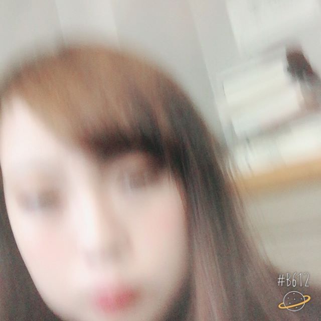 課題に追われて。
私の顔面認識されませんでした。
趣味:セルフィーが復活しつつある
今日この頃。
暑くなってきて
日焼け止め塗ったりして
あかね女子力あるぅー
ふぅーー！！！とか思いつつ。
大嫌いな火曜日を過ごしている。
泣きそうになっちゃうあかねは
メンタルが弱いのか。
いや、あのおハゲちゃんが強敵なだけ。
そう思います。
#japan#student#yolo
#tuesday#sleepy#gm
#school#homework#workout
#stressful#일본#셀피#셀카#셀스타그램
#인스타그램#사진#あかねのいる生活
#goproのない生活#山梨#甲府
#口角#下がり気味#ピンボケ#それがあかね
#それが人生#帰りたい#寝たい#煩悩
#一旦下ネタ大声で言いたい - Elena💝🌟🐬 (@annoyng_akane)
