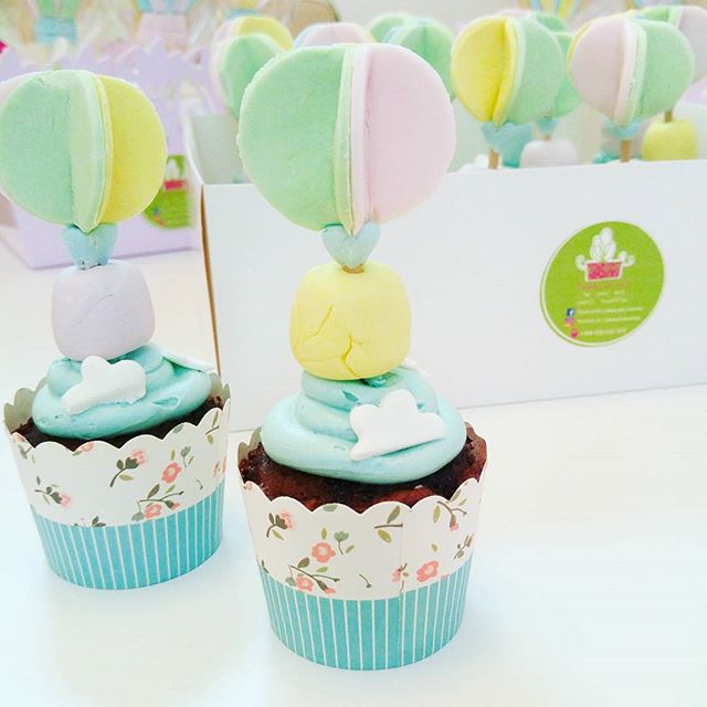 Hot Air Ballons cupcake 
#hotairballon #airballons #cupcakes #cookies #colors #birthday #party #cute #pastel #amazing #ideas #cake #celebrating #ksa #alkhobar #dammam - cakes and cookies (@touchof_art_cakesandcookies)