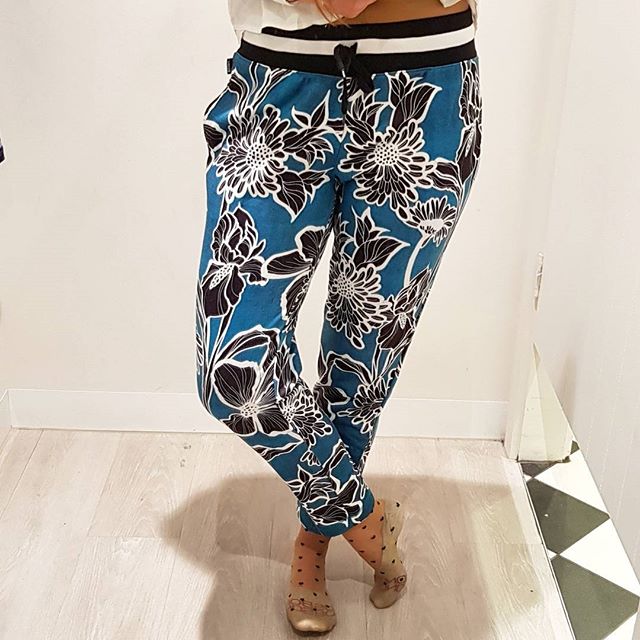 ❌40% off at @bondsaus ends tonight. I got these print trackies on the weekend. Looking forward to wearing them for these upcoming rainy, chilly days ☔❄ - KRISTINA | Lifestyle Blogger (@jessicakingcreative)