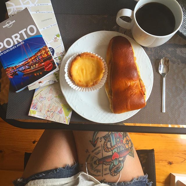 Good morning !!! Plus que deux jours pour profiter de cette belle ville ! #porto 🇵🇹
On prend des forces! Go ! 💪🏻😍
#portugal #pasteisdenata @lonelyplanet - Du�an Gabrovec (@cha_chooouuu)
