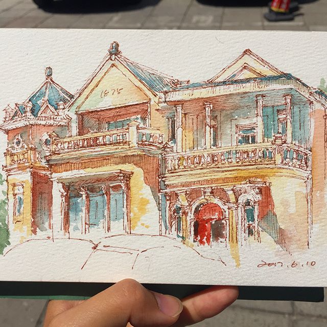 好好的小白房子被我画成了彩色🤷🏻‍♀️
@urbansketchersbeijing
#architecture #architecturelovers #水彩画 #透明水彩 #watercolor #aquarelle #drawing #art #instaartist #artwork #sketchbook #sketching #dailysketch  #streetsketch #urbansketch #urbansketchers #schmincke #schminckewatercolor 
#beijing #china #北京 #南锣鼓巷 #菊儿胡同 #荣禄故居 #速写北京 #urbansketchersbeijing - Vincenzo Tretola (@iixxoouull)