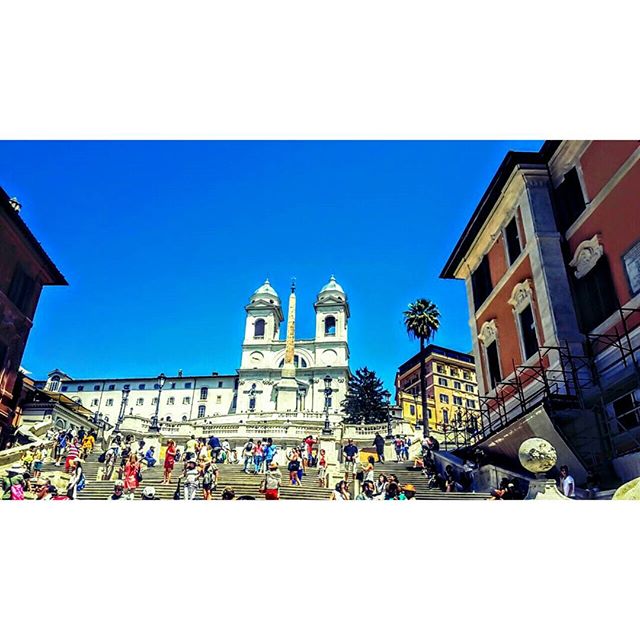 #piazzadispagna#structure#rome#italy#sky#love#story#palace#instacolor#life#nikon#instagood#people#white#picture#goodmorning#picoftheda#photooftheday#scale#tour#holiday#likeforlike#sun#sunrise# - SUPERWAKIM  : CLASSIC (@kiaravaleri)
