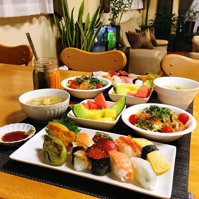 今日の夜ごはんは、お寿司
#お寿司 #寿司 #サラダ #コンソメ野菜スープ #メロン #すいか #パイナップル #おうちごはん #instagramjapan #japanesefood #kitchenlife #cookinglife #cookingram #dinner #dinnertime #夜ごはん #homecooking #おうち #料理 - LCD's Show Host 89.9fm (@yaserunizu)