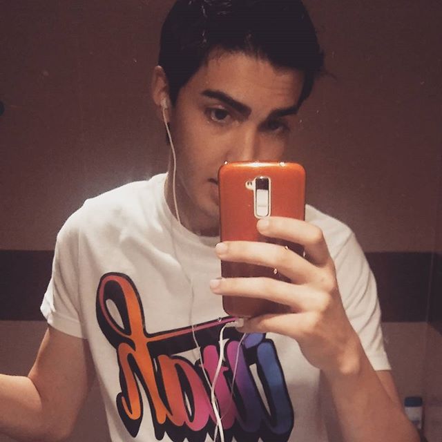 You re gonna be proud~
#outfit #style #outfitoftheday #stylin #clothing #fashion #motivation #model #instafashion #goodday #follow #gainpost #gaintrick - El Sauv? (@alex1644)