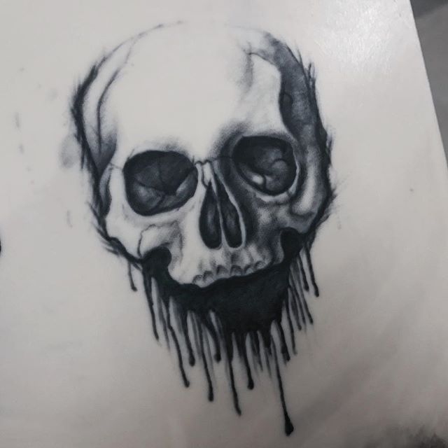 Czaszunia 🤘🏻 nie widać białego bo to sztuczna skóra :( małe wzorki do 200 zł wykonuje w @luna_ink_tattoo wiec piszcie co byście chcieli mieć na swej skórze 💓
#realism #skull #skulltattoo #gothic #goth #artist #ink #inkrr #inkedgirl #tumblr #artistic #art #tattoo #tattoopoland - Emily (@keroinka_)