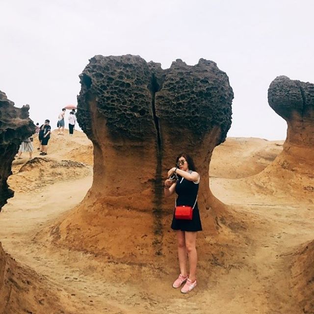 #예스진지 #예류 #예류지질공원 #투어중 #하트바위 #여왕머리바위 #전신샷 #바위 #돌 #대만 #대만여행 #여행스타그램 #우정여행 #친스타그램 #instasize #instagood #l4l #tour #taipei #ootd #daily #selfie - SUPERWAKIM  : CLASSIC (@charm_huing)