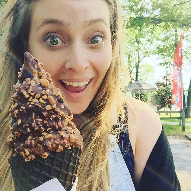 🍫 🍫 🍫!! and 🥜 #sogood #icouldntsayno #somuch #soexcited #yum #dessert #delicious #amazing #icecream #instafood #food #foodie #foodporn #foodfind #goodfind #goodfood #summer - Laurajane (@eatdreamchic)
