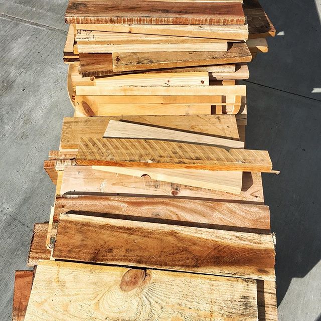 This pallet wood may not look like much now but it's going to be part of my gate.
•
•
•
#reclaimed #reclaimed #reclaim #wood #woodwork #pallets #palletwood #palletwall #photographyislifee #photoofday #photooftheday - keith (@kodiakfarms)