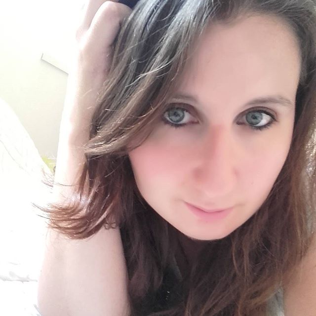 Un petit sourire pour vous . ♡ 
Merci aux nouveaux abonné . 
Bientôt un tattoo  Bientôt #inked
#inkedgirl 💪
#fitgirl #girl #woman #sweet #pretty #fitgirl - Emily (@espritnaturel)