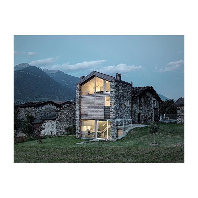 SV house_natural #stone, #wood and #glass are used to build a #modern #house that reinterpreto #tradition and creates a strong connection with the surrounding #dwellings. Located in #Valtellina, Italy, SV House enjoys stunning views of the #Alps. It is built on the ruins of an #old #rustic structure and follows the same simplicity in #design as vernacular architecture, with an emphasis put on modernizing the traditional silhouette.
The stone walls are connected by a slab of reinforced #concrete, while at the upper level, the use of wood gives the house a rustic look and feel. The small footprint of the structure was maximized. On the ground floor, there’s a kitchen and a cozy living room with a #fireplace. The wooden stairs with transparent landings lead to the first floor that contains a bedroom and bathroom. The master bedroom, located on the third level, has the most striking feature of the entire house: a large window, overlooking the countryside and the #mountains in the distance. In terms of materials, everything is kept simple and natural. Luserna stone, brushed larch and naturally split local stone are complemented by glass and copper. Light floods the entire living space through large windows that establish a dialogue between the interior and the incredible mountainous #landscape.  Photo by @marcellomarianafotografia - Dan Jezreel Orendain (@roccoborromini)