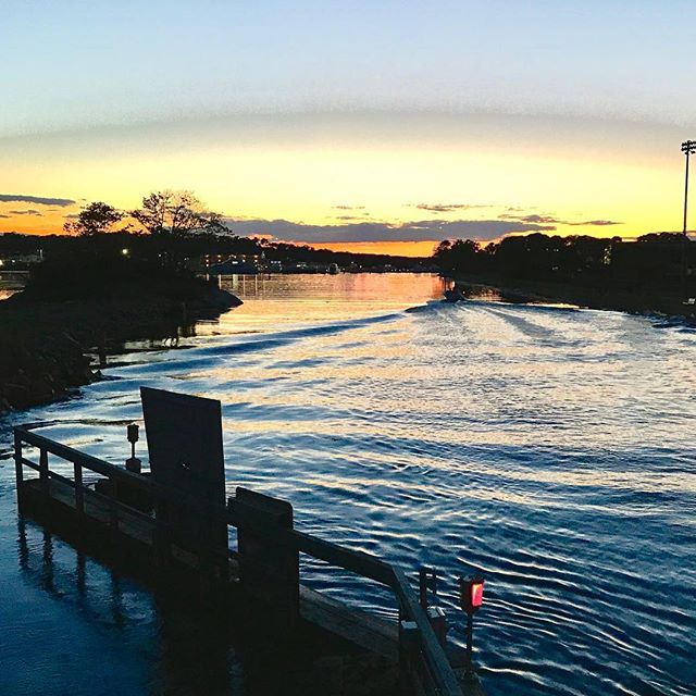 Standing on the drawbridge watching the sunset. Love how this came out. #massachusetts  #gloucester #nightphotography #sunset #marina #calmwater #reflection #nightscape #nightsky #beautiful #beautifulplaces - Matthew Hawk (@lsjcmo3)