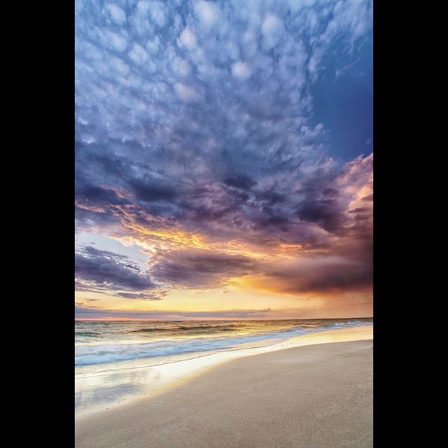 #bałtyk#morzebałtyckie#baltyk360#sunset#zachódsłońca#krajobraz#landscape#kochambałtyk#seascape#sea#beautiful#followme#amazing#thebestphoto#thebestoftheday#longexposure#a77ii#instagood#fotografia#pocztowkazpolski#pictureoftheday#cool#instagram#rowy#chmurynaniebie - Masha Zadvinskaya (@michal_turlej_fotografia)