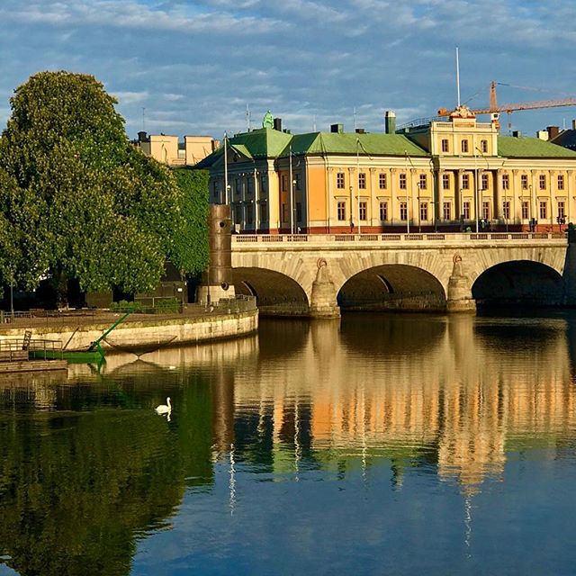 Stockholm #yesterday #sky #beautifulmorning  #summertime #sthlm  #stockholm  #city #citylife #huvudstad #capital #tourist  #sightseeing #outdoors  #aroundtheworld #stockholm_insta #bluesky #sweden #sverige #bridge #architecture #reflection #reflections #architecture_greatshots #viewstockholm #this_is_stockholm #sunnymorning #reflectiongram #clouds #morningview #spegelbild - Diamond Fowler (@saraj_photos)