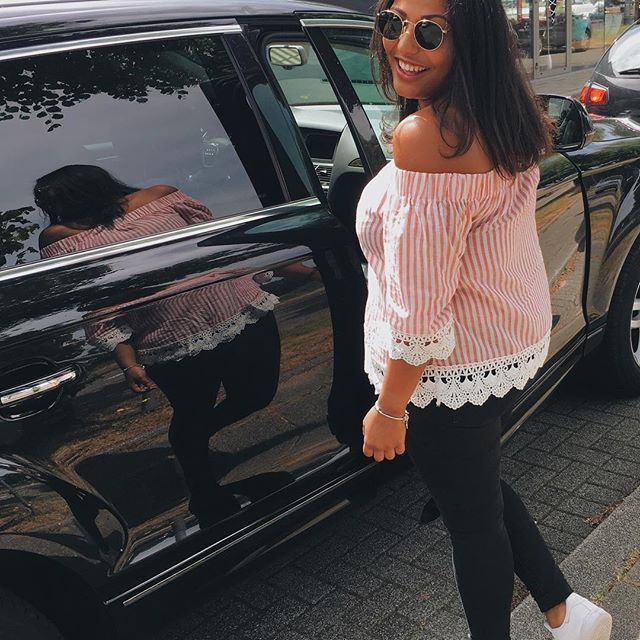 SHOTGUN 😛✌🏽 #shotgunrider #frontseat #lateposte #tb #lategram #summervibes #happygirl #smile #date #bff #offshoulder #lunchdate #memories #stuckatwork #almostweekend - Marjorie Samlow (@larasantana23)