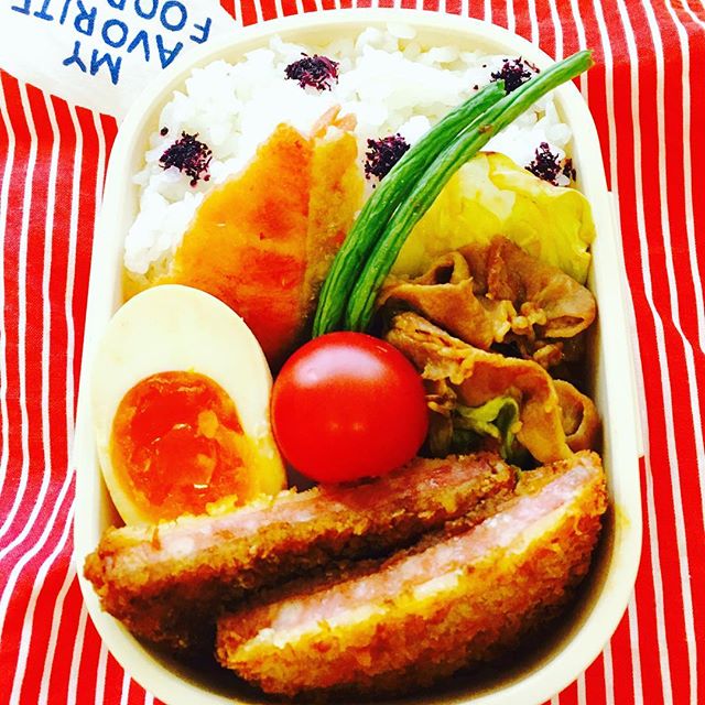 お弁当🍱
・
#japan  #japanesefood  #lunch  #obento  #yummy  #happy  #enjoy  #lifestyle  #healthyfood  #instafood  #instagood  #instalike  #instagram  #お弁当  #ランチ  #美味しい  #ハムカツ  #暮らし  #幸せ  #味玉 - Ａｏi (@tyamasan)