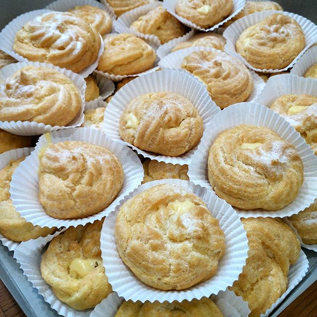 Soes cake with fla ❤
.
.
.
#goodmorning #haveaniceday #soes #cake #cakestagram #cakedesign #cakedecorating #delicious #yummy #nomnom #tasty #foodie #culinary #handmade #foodstagram #foodblogger #foodphotography #foodlover #foodpic #foodporn #foodoftheday #photooftheday #instagram #instafood #instapic #instagood #instadaily #instalike #exploreflavours #shareforshare - brooklyn1319 (@windachewy)
