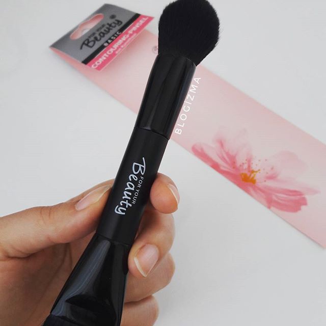 For Your Beauty Siyah Konturleme Fircasi 🎈 Iki tarafli sentetik malzemelerden olusan kontur veya bronzing pudra kullanmaya uygun Vegan bir urun 🎈 Cok merak ettigim bir fircaydi ve Sık , yumusacik bir yapiya sahip ,beni yaniltmadi cok sevdim 🎈 @rossmannturkiye 13tl aldim kizlar🎈 soru yorum ve goruslerinizi iletebilirsiniz💋💋💋
#contur #contouring #bronzing #bronzingpowder #firca - Archu (@blogizma)