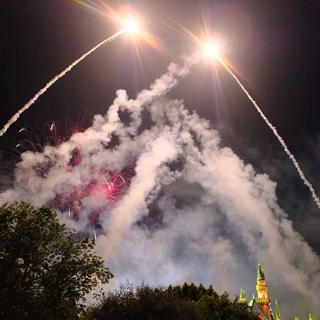 mickey ears, can you see them
•
•
•
•
•
•
•
•
•
•
•
•
#x100f #fujifilm #disneyland #dreambig #focused #godisgood #lit #adventurous #determined #snauctk #91fun #RGraphy #adventureisoutthere #citylights #nofilter #edmlifestyle #dontgiveup #nightphotography #dontstop #mickeymouse #fireworks #edmlife #keepgoing #createexploretakeover #greatoutdoorsadventure #disneylandcalifornia #hiking #onfoot #landscape #wanderlust - Carmen Fradera Olmo (@argeeandannabelle)