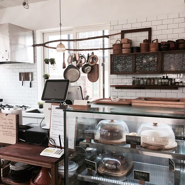 Cafe open 12:00-20:00
(Only Thur,Fri,Sat) 
오늘 준비된 현미미저트
현미플레인케이크,현미초코케이크,현미두부크림케이크, 현미팥머핀(소량)
그리고 2시경 현미흑임자머핀 준비됩니다. **케이크와 곡물커피 set할인메뉴있어요. **음료는 텀블러 가져오셔야 포장가능하세요. (곡물커피에 한해서 양을 두배로 드려요.) #ppuri #ppuriontheplate #vegan #뿌리온더플레이트#북촌#채식카페#gf#sugarfree#vegandesserts - Candy D Ross (@ppuriontheplate)