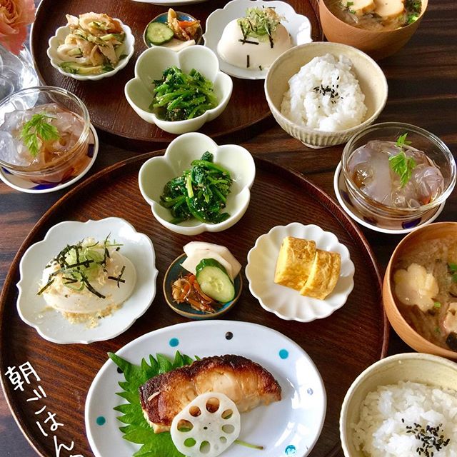 朝ごはん♪
・
おはよう〜金曜日٩( ᐛ )و
・
・西京漬け
・冷奴
・ほうれん草胡麻和え
・出汁巻き玉子
・松前漬けと浅漬け
・大根の味噌汁
・ごはん🍚
・ゆず切り
素敵な週末を〜☺️
・
#朝ごはん#おうちごはん#家庭料理 #料理写真#手料理#献立#クッキングラム #食卓#日々の暮らし #日々の食卓#うつわ#和食#onthetable #handmade #healthy #ruhru #breakfast #w7foods #wp_deli_japan #delimia #ig_japan #instapic #lin_stagrammer #food #foodpornshare #foodie 
#japanesefood - SAYUYU (@raevcre)