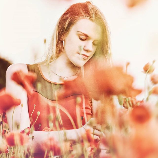 #dziewczyna #portret #słońce #zach?dsłońca #sunset #beautiful #summer #lato #sun #polskadziewczyna #blondehair #photooftheday #alone #blonde #polishgirl #poppy  #polemakowe  #zakroczym #instaportrait #romantic #portrait #fotografia #instalove #poppys #spring #weekend #poppysed #sky #wiosna #maki - Lemongrass (@drzazga_story)