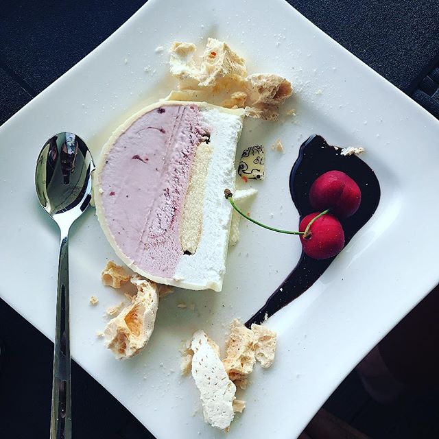 #lody lody dla ochłody 🍦🍦bo naprawdę ciepło dzisiaj u nas ☀️😀#icecream #dessert #sweet #cherries🍒 #cherries #meringue #foodporn #lovefood #smacznego #yum #chocolate #eatgood #eatingdisorderrecovery #foodgram - Karolina (@karolina_kopiec)