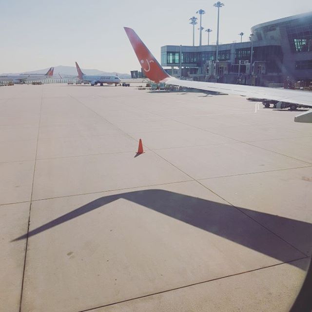생각이 너무 많거나
지금 내 문제가 너무 커보일때,
비행기 밖으로 보이는 장난감같은
차와 집들을 보며
이렇게 많은 사람들이 있구나
이만큼 많은 사연들도 있겠구나
나도 저들 중 한명일텐데
어쩌면 사소한것을 너무 크게 받아들이고 있는건아닐까
너무 나무에 집중하느라
숲은 보지못한거 아닐까?
라는 생각이 들면서
생각정리가 탁되는것같아요 😍
인친님들도
혹시나 맘 어지러우신 일들 있다면
탁트인 야경이 보이는 높은곳
벤치에 잠깐 앉아계셔보시는건 어떠세요??🙆?♂️🙆?♀️ #쉼표#생각의전환#다시스타트#6월#핫한한달보내요#시너지디톡스#한지은디톡스#부종#셀룰라이트#디톡스#해독 - Esra Gee (@jjiny_unni)