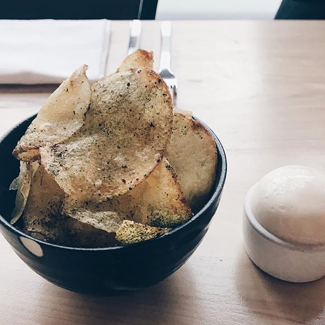 Who doesn't love potato chips? | Potato chips with seaweed powder and malt vinegar FOAM #signsofamichelinstar #amusebouche #potatochips ⭐️ - jennifer mori (@thelinderella)