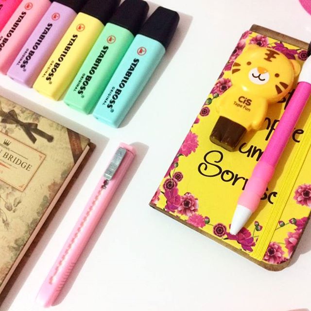 Dois cadernos fofinhos da @papelnacaixa ! Como n?o amar? Boa noite amores!!! <3
.
.
#aloucadapapelaria#umadoceestudante#like#instagood#instacute#amopapelaria#papeterie#materialescolar#canetas#pen#stationery  #fofuras#kawaii#papelariaonline#papelaria#papelariapersonalizada#estudante#concurseira#vestibular#vidadeestudante#estudaquepassa#study#color#postit#foco#meucantodeestudos#meucantinhodeestudos#compartilhandoideias#estudosintensos#papelnacaixa - 🖱️🎨🎥♿🌏💘Gappy💘🌎♿🎥🎨🖱️ (@umadoceestudante)