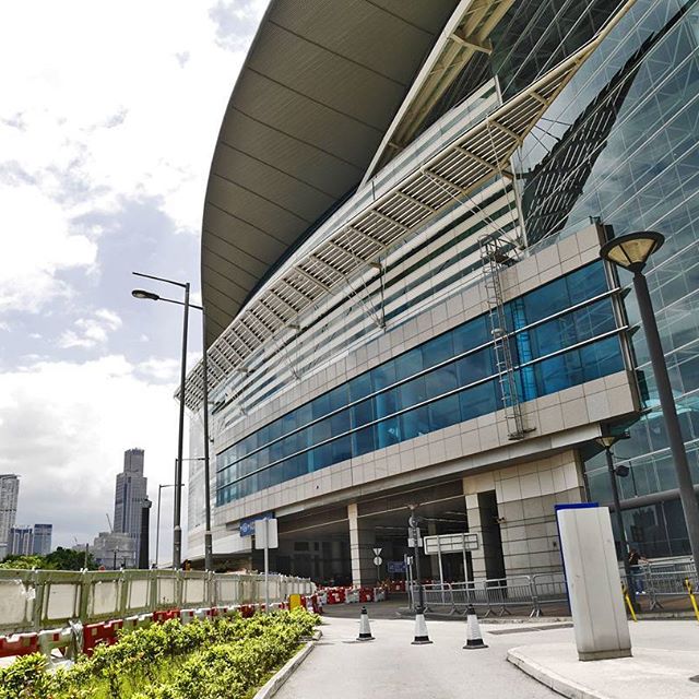 MASSIVE: This is the Hong Kong Exhibition and Convention Center. Impressive actually but you can only appreciate its fluid roofing from a distance and not this way. This building is quite famous in movies; from Jackie Chan sliding down its roof to the alien ship obliterating it in that Transformers movie.
#hongkongexhibitionandconventioncentre #building #structure #architecture #facade #details #curtainwall #glazing #glass #massive #magestructure #amazing #hongkong #amazingarchitecture #iconic #travel #photography #city #urban - Dan Jezreel Orendain (@dan_palaboy2012)