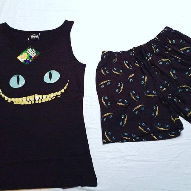 Poi non chiedetemi perch? me lo sposo. 
#regalo #alice #aliceinwonderland #stregatto #pigiama #pigiamino #super #sorpresa #adoro #love #meraviglioso #beiregali #tantoamorelui #instagram #l4l #like #follow #likeforlike #followforfollow  #f4f #picoftheday #disney #instadisney #esserematti #stregattomatto #happy #happytime - Travel  Dreams (@arialiceinlove)