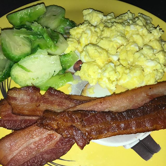 You can tell when someone puts love into what they make. You can taste it when you eat someone's food. I love when my baby cooks for me. I never have to worry how it's gonna come out, despite the few times I try to come in and take over 🤦🏽‍♂️🤷🏽‍♂️😂. Thank you love @eshaa_24 😘😍 #bacon #lovemylife #eatinggood #lovefood #crohnie #ileostomy #crohns #ibs #ibd - Karolina (@adaptivecatalyst)