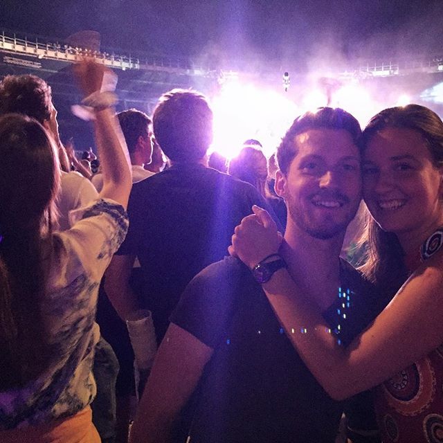 Winner winner Coldplay dinner ✌🏽🎈 #coldplayvienna #concert #music #concert #coldplayaheadfullofdreams #stadium #aheadfullofdreamstour2017 #sundays #ontheroad #oe3 #weingutamberg #travelgram #vienna #austria - Christoph Jay (@marieleuse)